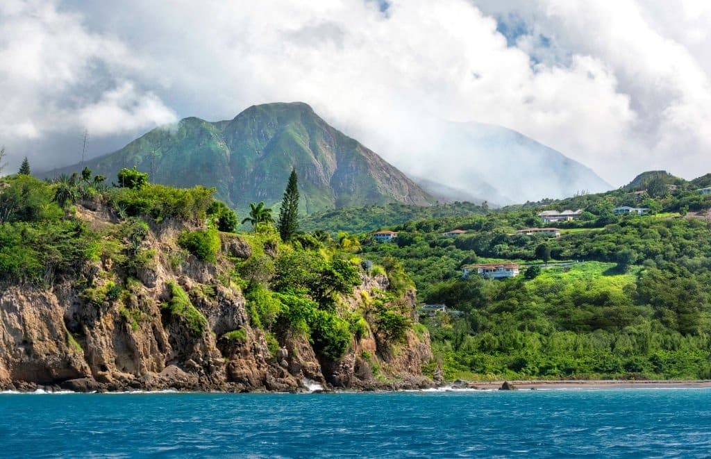Plymouth reste importante parce qu’elle représente l’ancien cœur politique, économique et social de Montserrat. Même si les activités gouvernementales se sont déplacées vers Brades et que de nouveaux projets se développent à Little Bay, Plymouth continue de porter la mémoire de l’île avant l’éruption. Pour les Montserratiens restés sur place comme pour ceux partis au Royaume-Uni, à Antigua ou ailleurs, la ville ensevelie rappelle une perte collective, mais aussi la capacité d’un territoire à se reconstruire sans effacer son histoire.