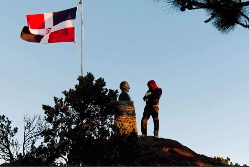 Drapeau dominicain et buste de Juan Pablo Duarte au sommet du Pico Duarte, à 3 101 mètres d'altitude