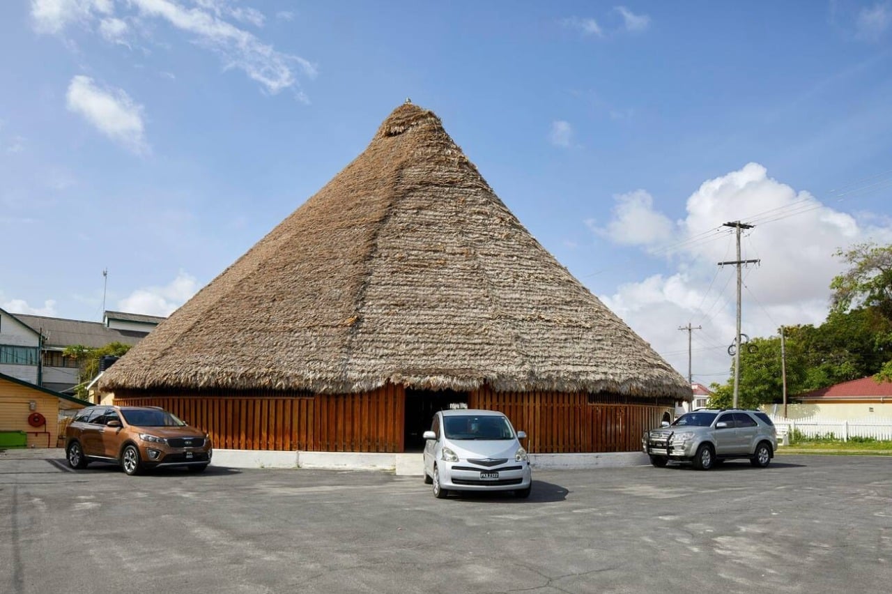 Le Umana Yana, monument circulaire en bois et palmes à Georgetown, au Guyana
