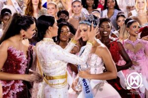 Joheirry Mola, institutrice dominicaine sacrée Miss Monde 2026, lors de son couronnement à Nha Trang, au Vietnam