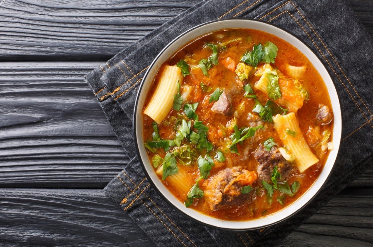 Soup joumou, soupe de giraumon haïtienne préparée pour le 1er janvier