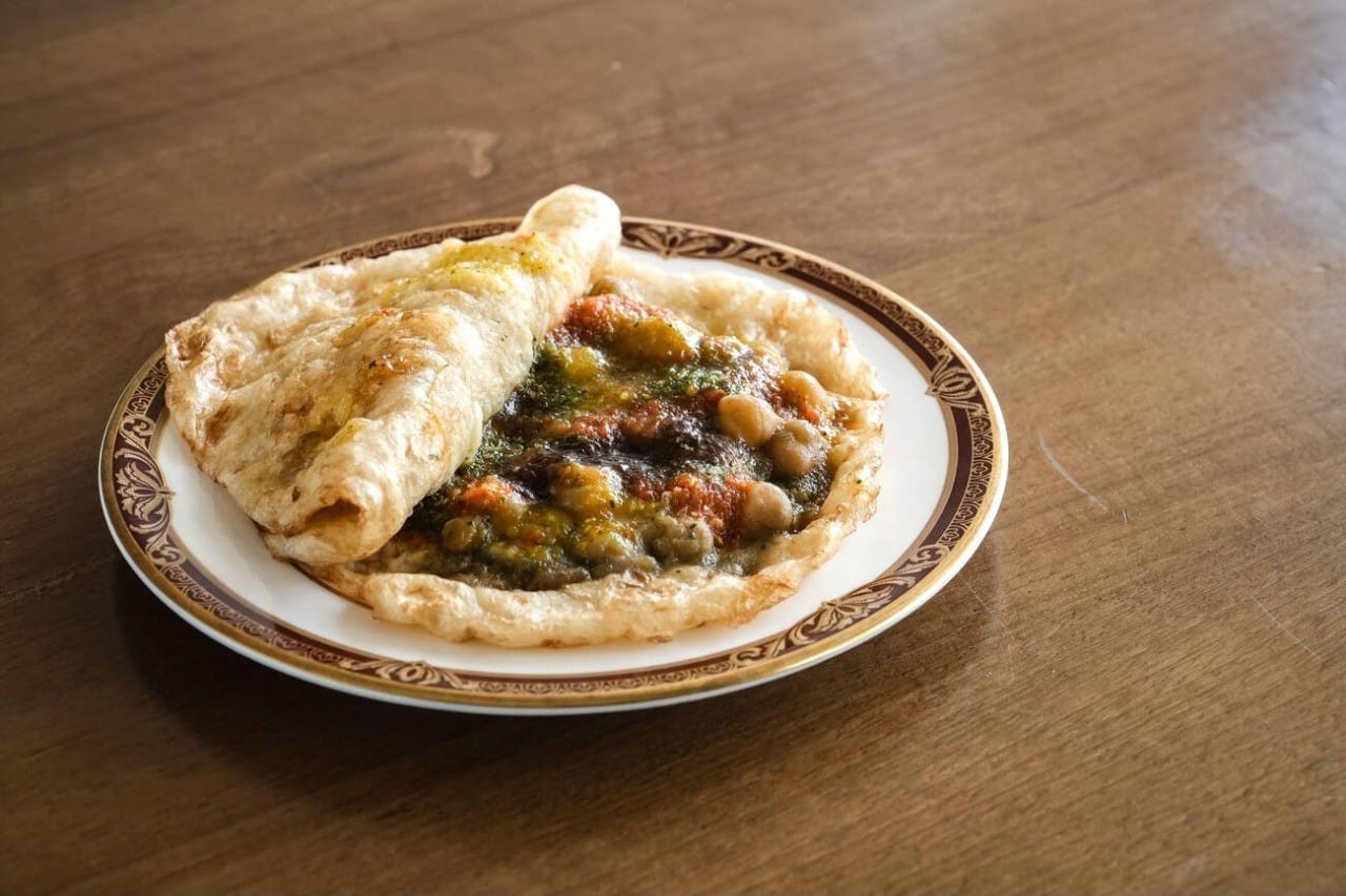 Doubles, plat de rue de Trinité-et-Tobago composé de deux baras frits et de pois chiches au curry