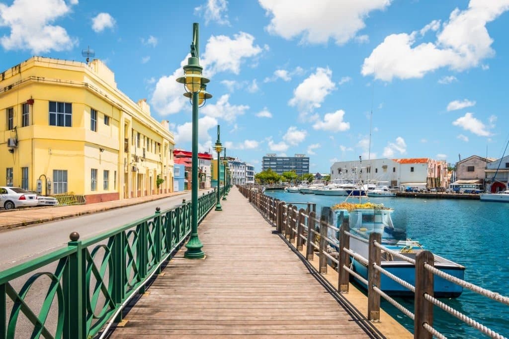 Le Careenage à Bridgetown, promenade en bois le long des bateaux amarrés