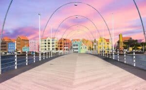 Willemstad, décor de la Siman di Kultura 2026 : façades colorées vues d'un pont au coucher du soleil