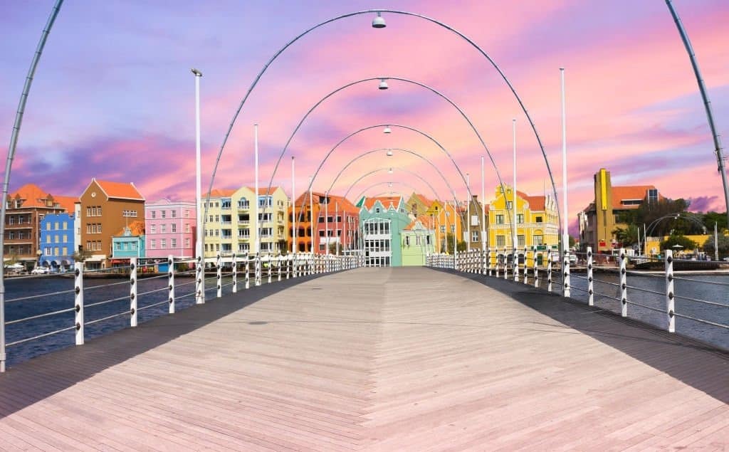 Willemstad, décor de la Siman di Kultura 2026 : façades colorées vues d'un pont au coucher du soleil