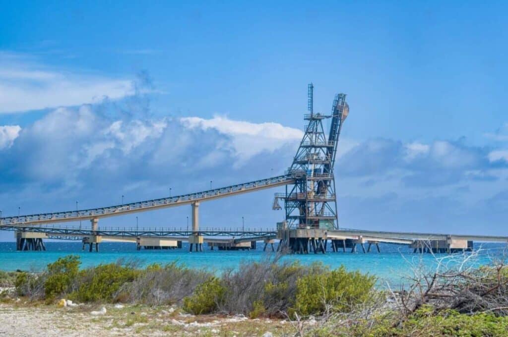 Convoyeur de chargement du sel au-dessus des eaux turquoise, marais salants de Bonaire