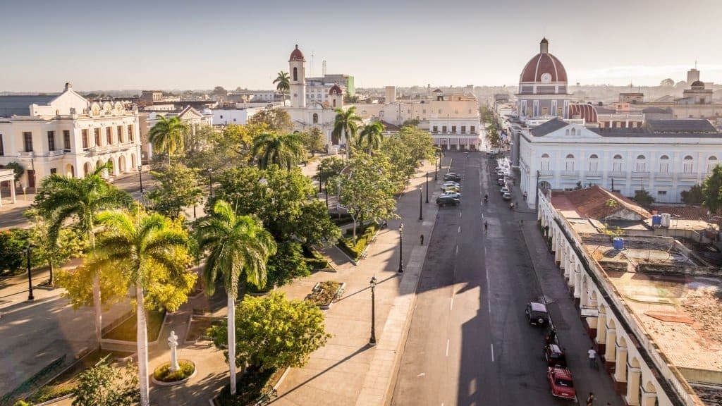 Vue aérienne du centre historique de Cienfuegos, à Cuba, avec ses palmiers et ses coupoles