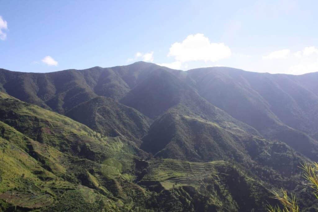 Crêtes montagneuses et versants en terrasses sous un ciel bleu