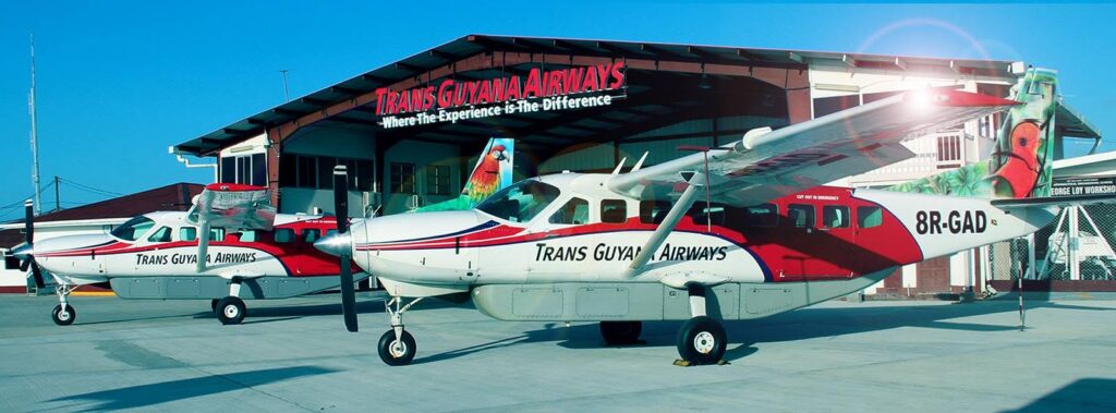 Deux avions de Trans Guyana Airways, la compagnie du futur vol direct Guyana-Guyane, devant leur hangar