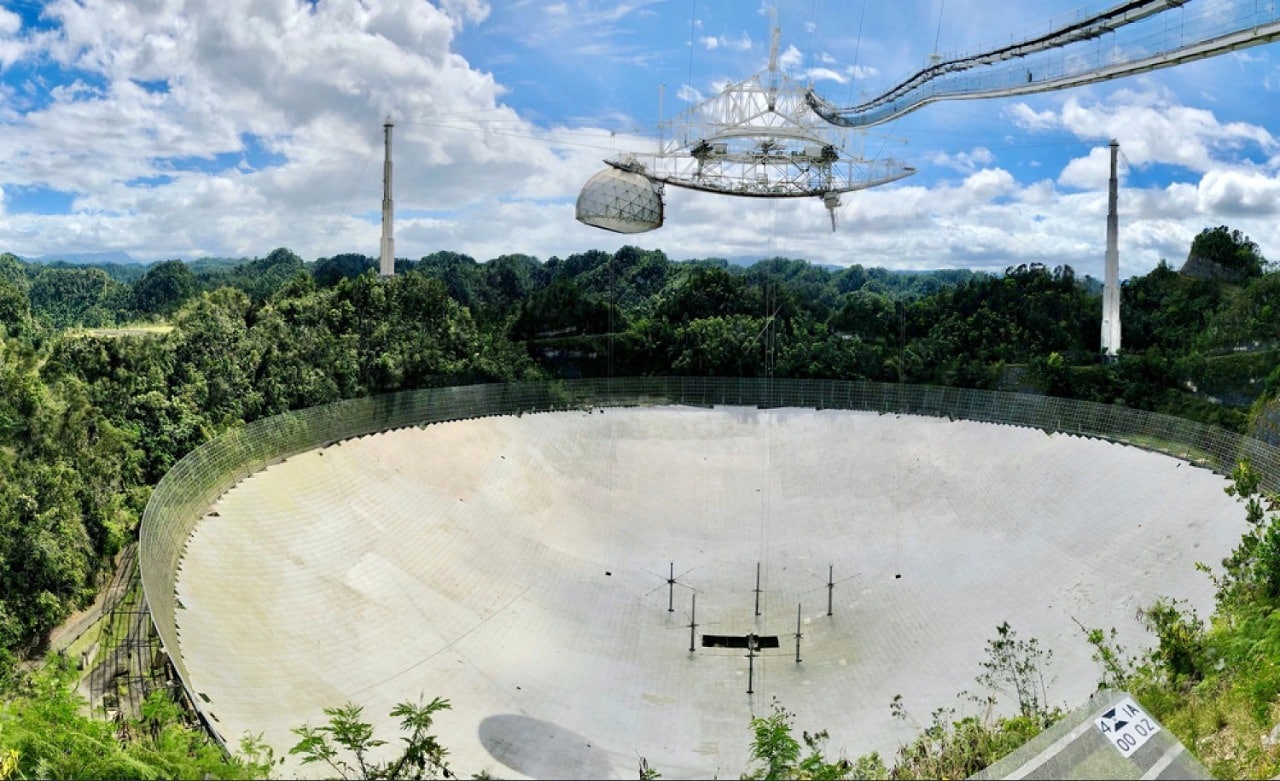 Cuvette de l'ancien radiotélescope d'Arecibo, à Porto Rico, entourée de forêt