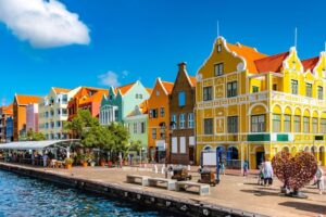 Maisons colorées de la Handelskade face au quai à Willemstad, Curaçao, ville hôte du Krioyo Film Festival 2026