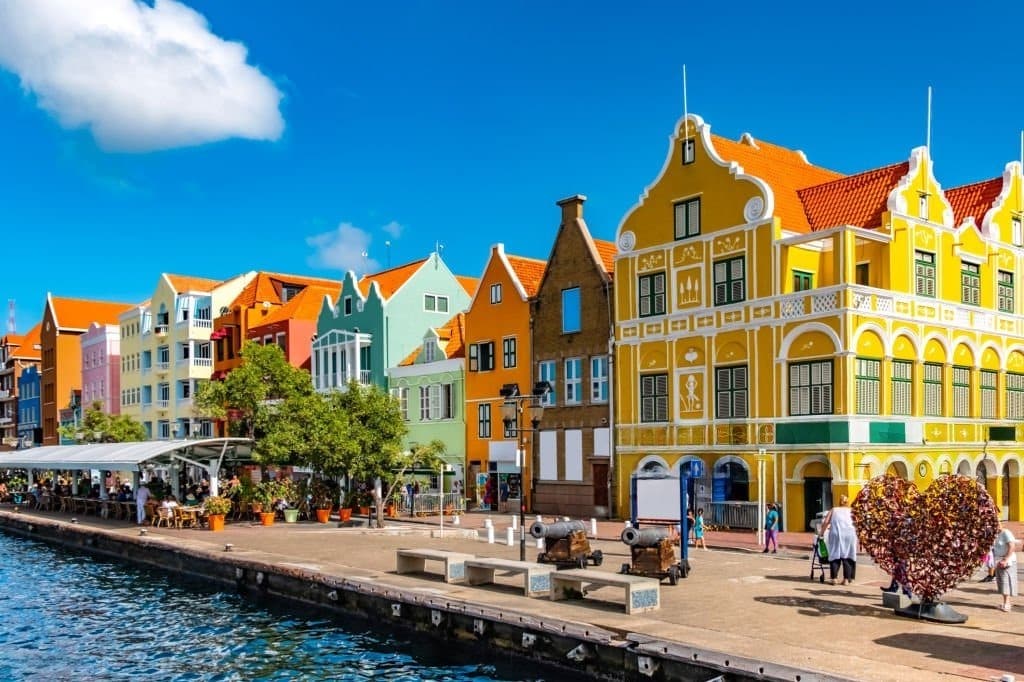 Colorful houses along the Handelskade quay in Willemstad, Curaçao, host city of the Krioyo Film Festival 2026