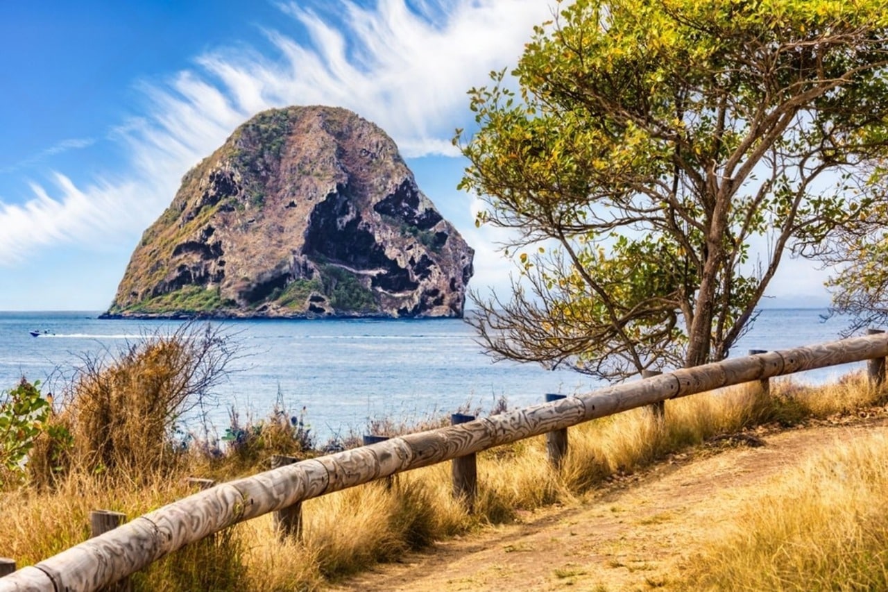 Le Rocher du Diamant vu depuis un sentier du littoral, au large du Diamant, en Martinique