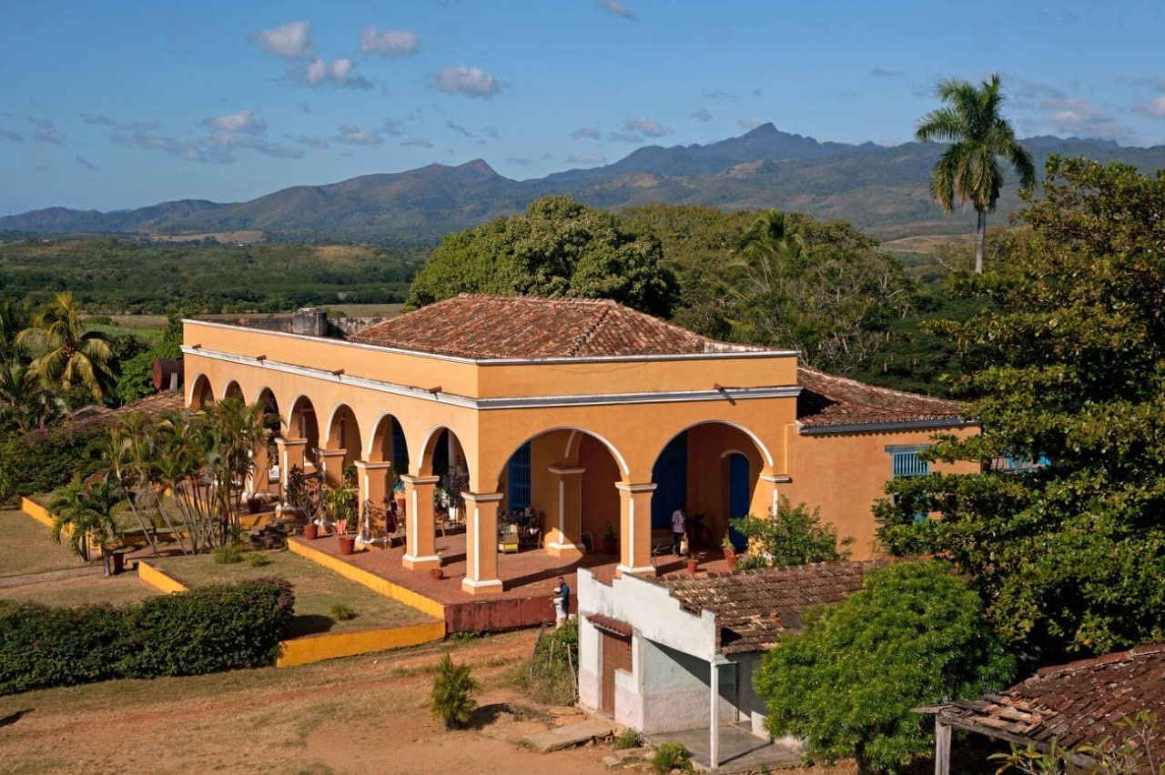 Maison de maître aux arcades jaunes du domaine Manaca Iznaga, dans la vallée des Ingenios, près de Trinidad, à Cuba